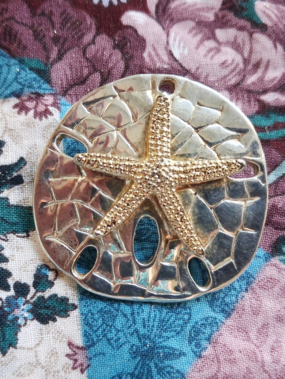 GOLD TONED STARFISH ON SILVER TONED SAND DOLLAR NECKLACE PENDANT/BROOCH